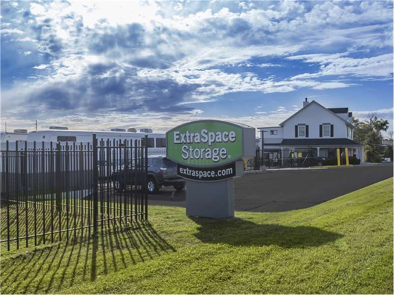 Extra Space Storage  38875 Grand River Ave in Farmington, MI