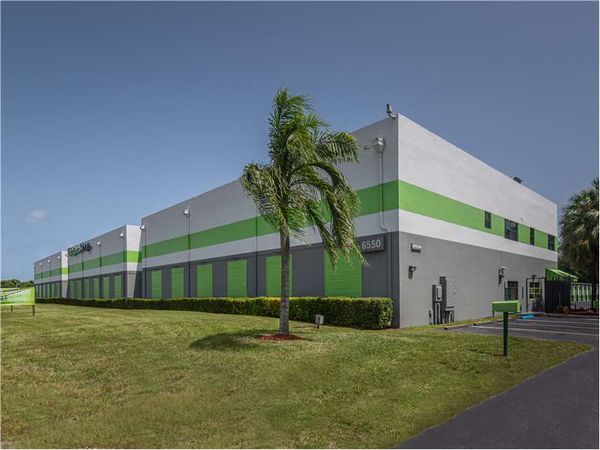 Extra Space Storage facility at 6550 W State Road 84 - Davie, FL
