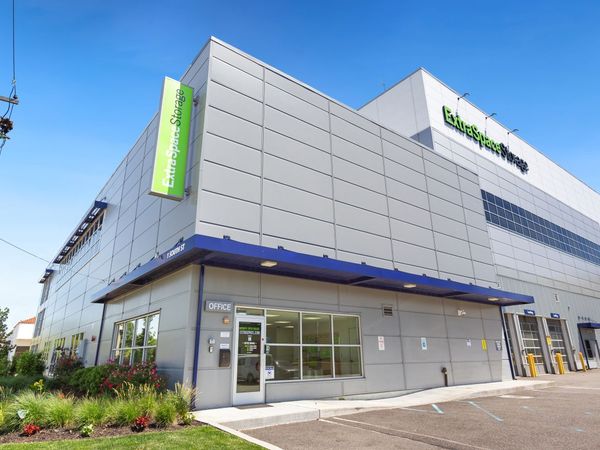 Extra Space Storage facility at 1 South St - Garden City, NY