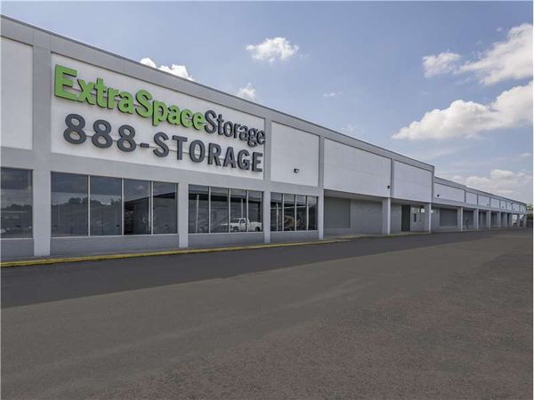 Extra Space Storage facility at 8850 Rivers Ave - North Charleston, SC