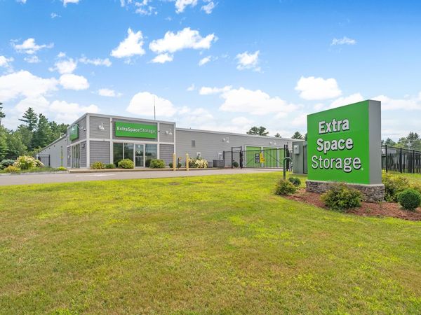 Extra Space Storage facility at 6 Smith Ln - Londonderry, NH