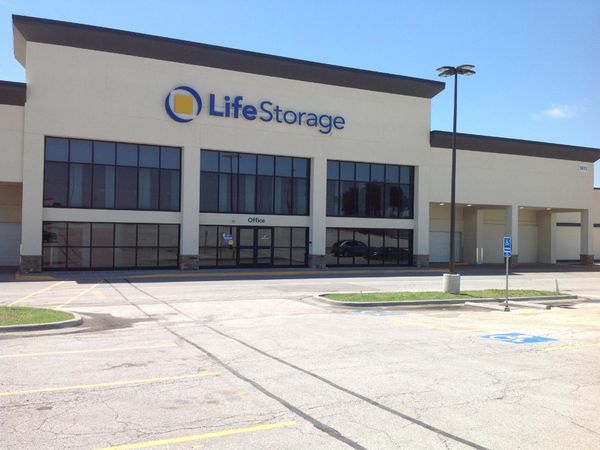 Extra Space Storage facility at 5615 E Bannister Rd - Kansas City, MO