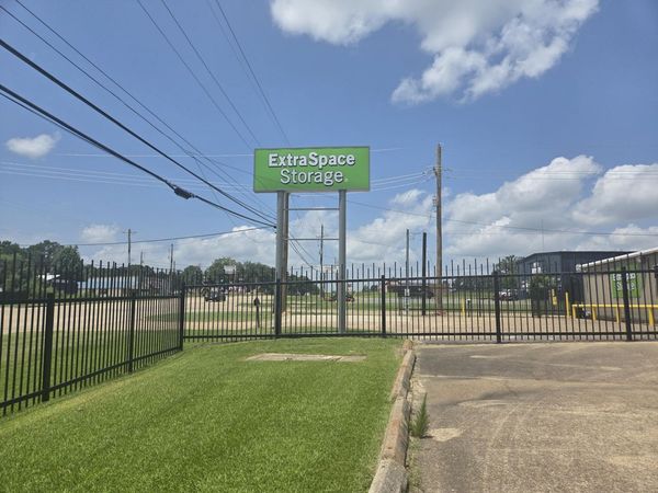 Extra Space Storage facility at 5308 W 7th St - Texarkana, TX