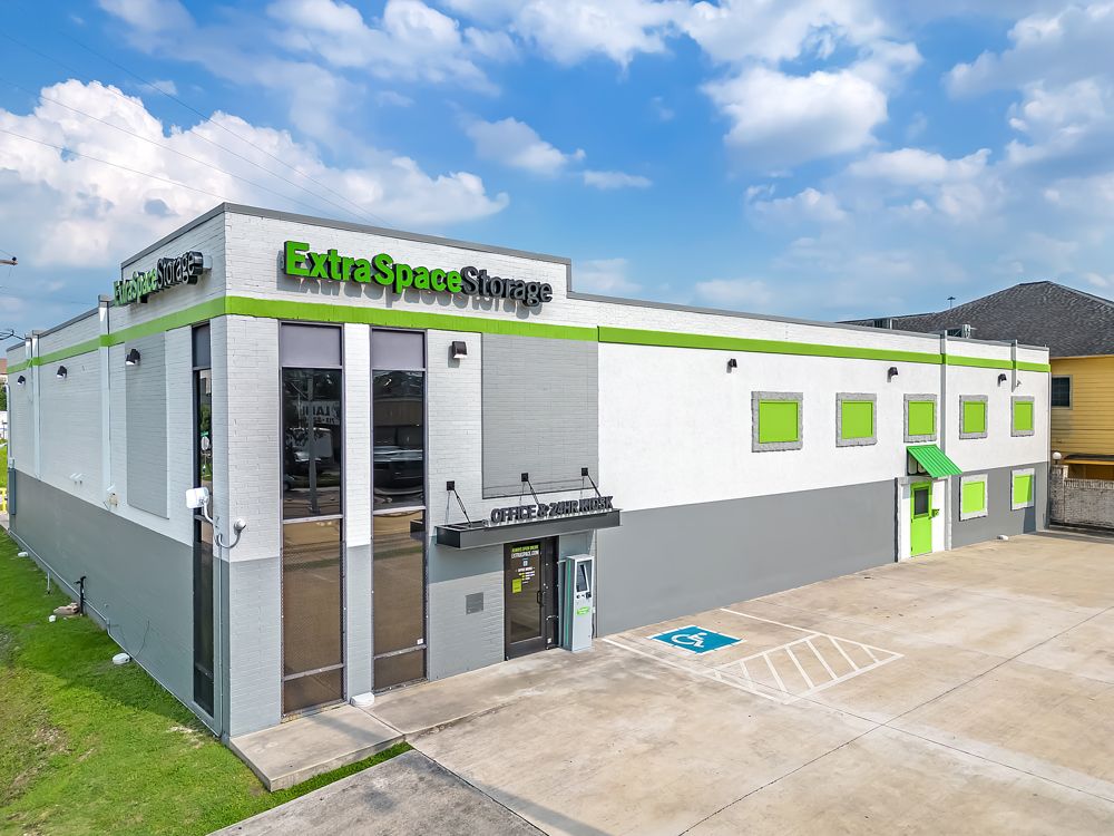 Extra Space Storage  1927 Scott St in Houston, TX