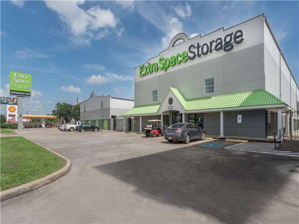 Extra Space Storage facility at 3535 Katy Fwy - Houston, TX