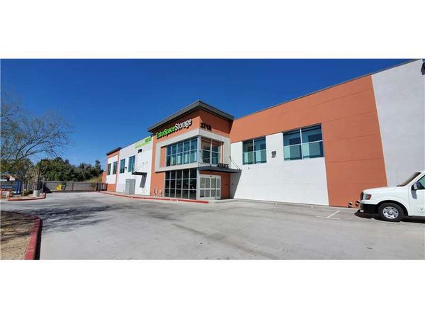 Extra Space Storage facility at 2718 W Glendale Ave - Phoenix, AZ