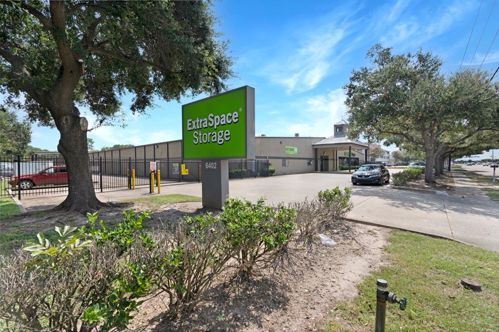 Extra Space Storage  6402 Fairmont Pkwy in Pasadena, TX