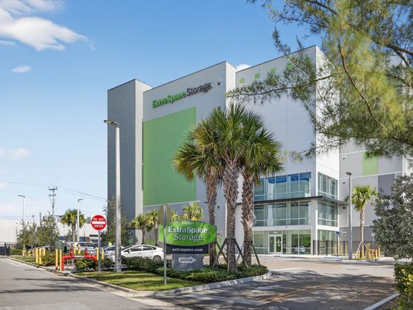 Extra Space Storage facility at 15699 W Dixie Hwy - North Miami Beach, FL