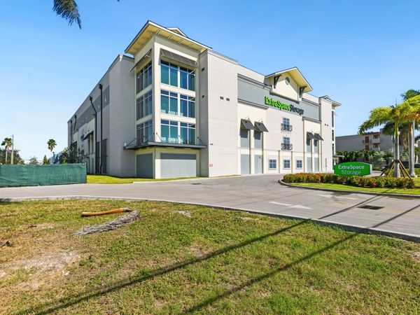 Extra Space Storage facility at 3187 W Hallandale Beach Blvd - Pembroke Park, FL