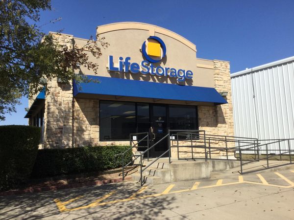 Life Storage facility on 2305 Manana Dr - Dallas, TX