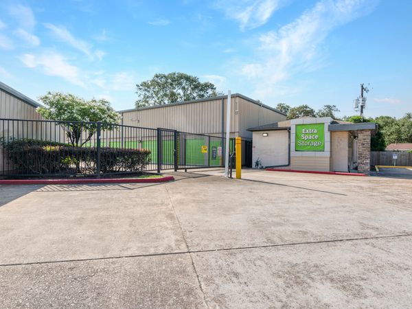 Extra Space Storage facility at 2410 Marina Bay Dr - League City, TX