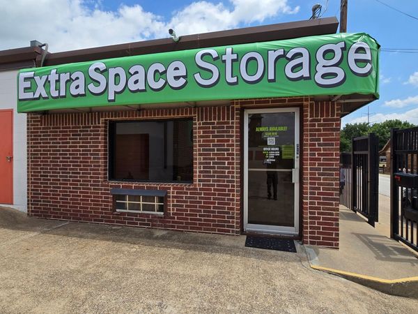Extra Space Storage facility at 131 E Hudgins St - Grapevine, TX