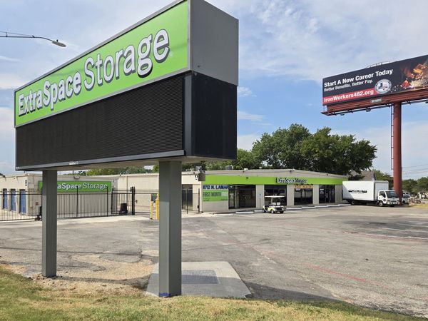 Extra Space Storage facility at 11712 N Lamar Blvd - Austin, TX