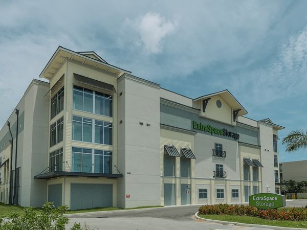 Extra Space Storage facility at 3187 W Hallandale Beach Blvd - Pembroke Park, FL
