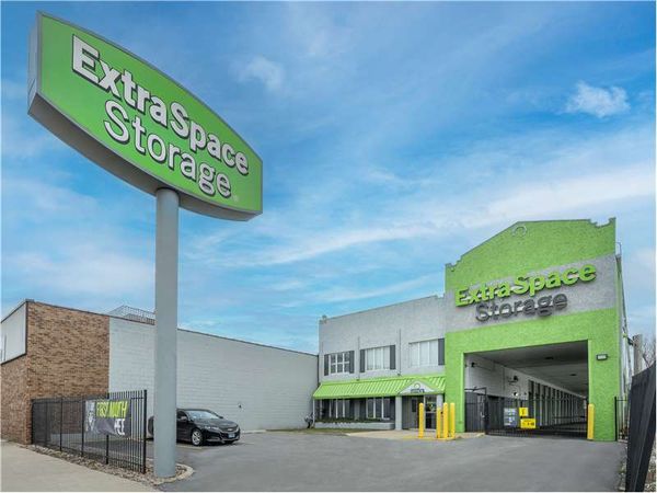 Extra Space Storage facility at 5921 S Western Ave - Chicago, IL