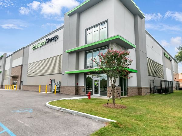 Extra Space Storage facility at 3679 Airport Blvd - Mobile, AL