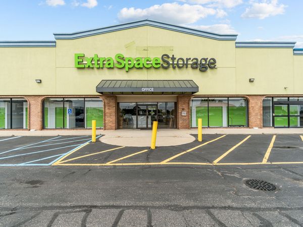 Extra Space Storage facility at 5814 S Pennsylvania Ave - Lansing, MI