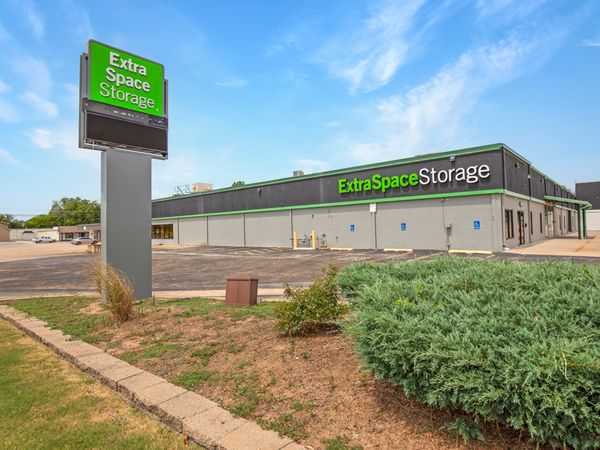 Extra Space Storage facility at 708 W Kenosha St - Broken Arrow, OK