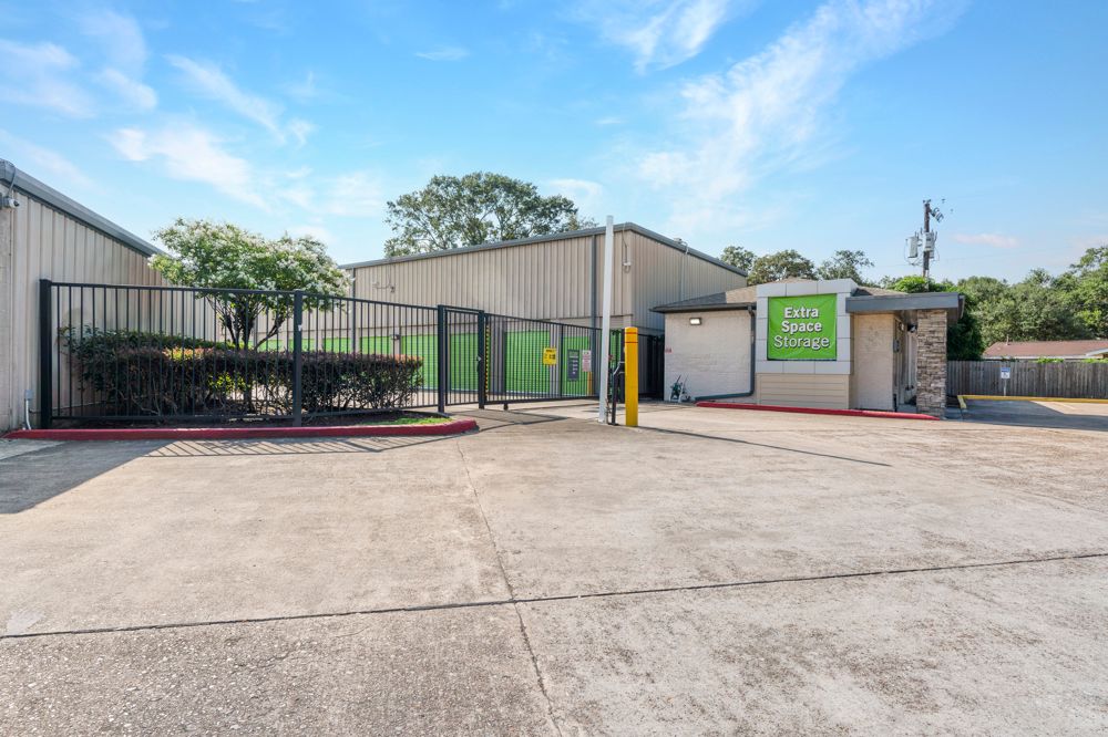 20×10 Parking Lot in League City, TX 2410 E Main St League City, Texas
