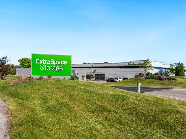Extra Space Storage facility at 105 Albrecht Dr - Lake Bluff, IL