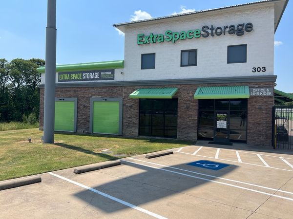Extra Space Storage facility at 303 E Hwy 67 - Duncanville, TX