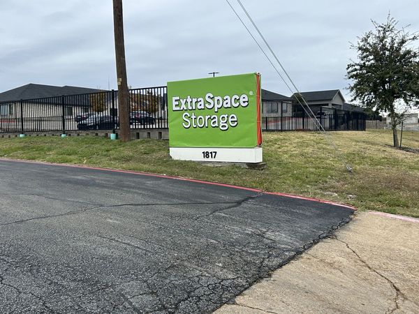 Extra Space Storage facility at 1817 N Hampton Rd - DeSoto, TX