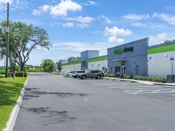 Extra Space Storage facility at 900 E International Speedway Blvd - Deland, FL