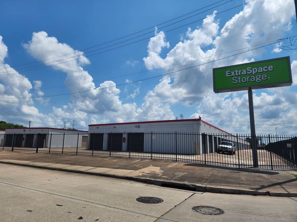 Extra Space Storage facility at 11702 Beechnut St - Houston, TX