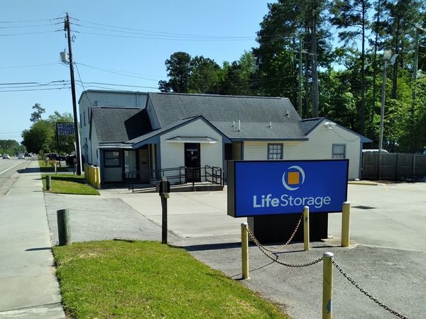 Life Storage facility on 422 Old Trolley Rd - Summerville, SC