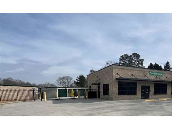 Extra Space Storage facility at 3719 Winder Hwy - Flowery Branch, GA