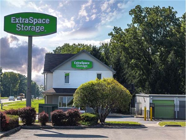 Extra Space Storage facility at 5390 Rockville Rd - Indianapolis, IN