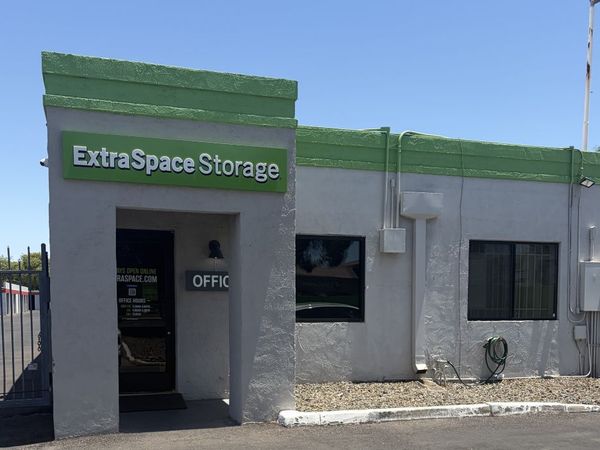 Extra Space Storage facility at 6015 N 67th Ave - Glendale, AZ