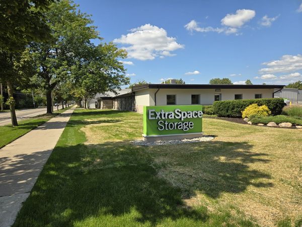 Extra Space Storage facility at 1615 Broadway Ave NW - Grand Rapids, MI
