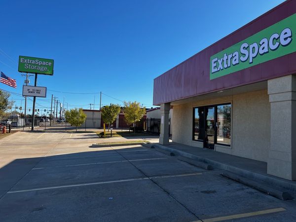 Extra Space Storage facility at 820 NW 27th St - Moore, OK