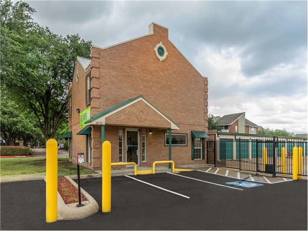 Extra Space Storage facility at 18530 Dallas Pkwy - Dallas, TX