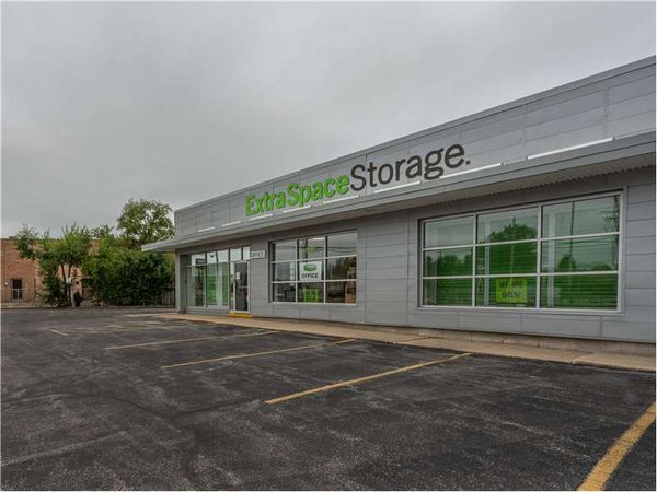 Extra Space Storage facility at 10800 Central Ave - Chicago Ridge, IL