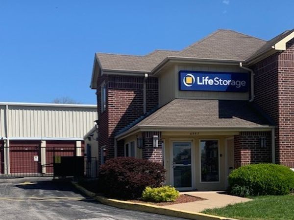 Life Storage facility on 6557 Manchester Ave - St Louis, MO