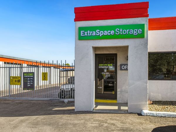 Extra Space Storage facility at 6015 N 67th Ave - Glendale, AZ