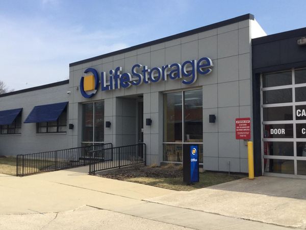 Life Storage facility on 6505 Oakton St - Morton Grove, IL
