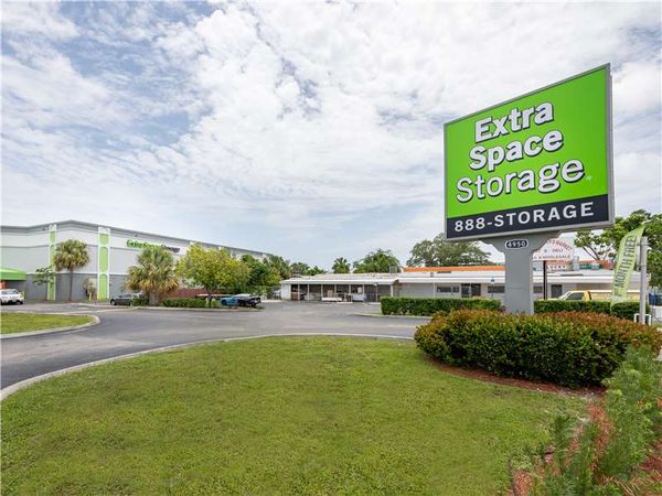 Extra Space Storage facility at 4950 N Dixie Hwy - Oakland Park, FL