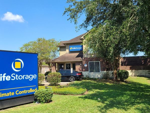 Extra Space Storage facility at 3200 General DeGaulle Dr - New Orleans, LA