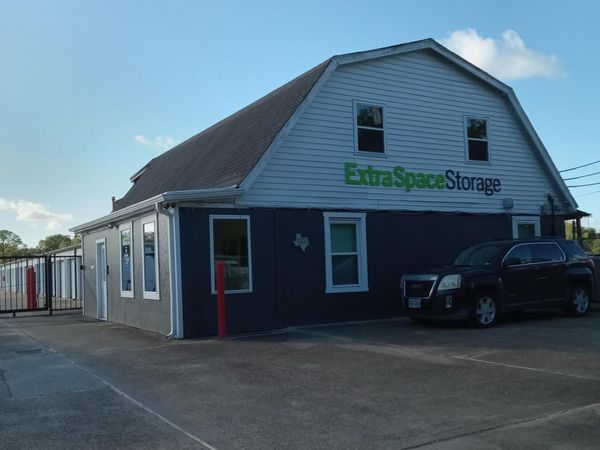 Extra Space Storage facility at 1400 S Durant St - Alvin, TX