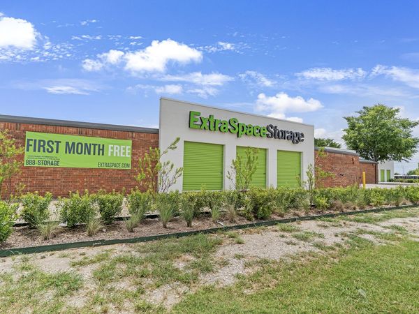 Extra Space Storage facility at 1750 Mansfield Webb Rd - Arlington, TX