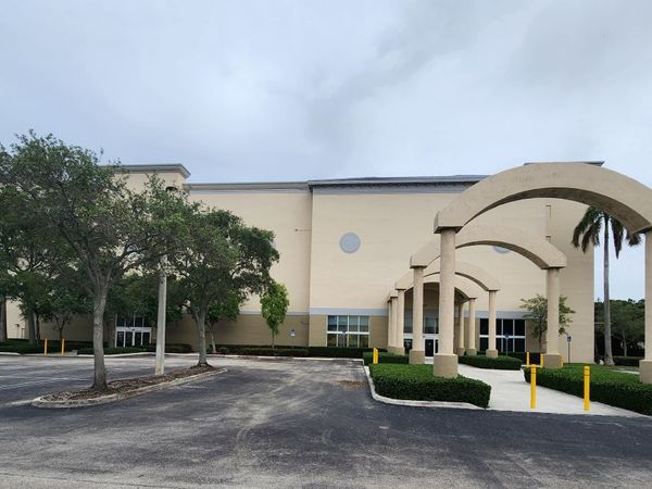 Extra Space Storage facility at 240 Hidden Valley Pkwy - Norco, CA