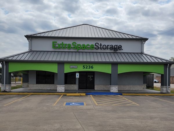 Extra Space Storage facility at 5236 East Fwy - Baytown, TX