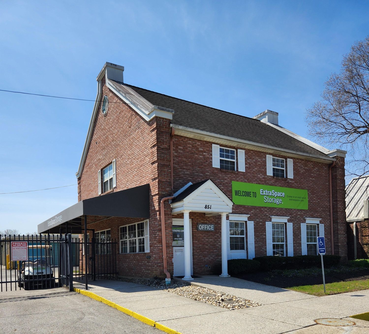 20×10 Parking Lot in Columbus, OH 851 W Henderson Rd Columbus, Ohio