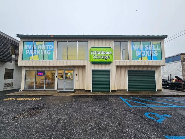 Extra Space Storage facility at 4038 Sunrise Hwy - Oakdale, NY