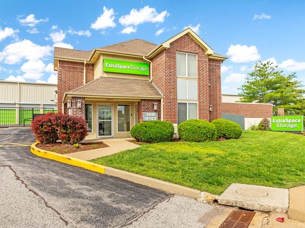 Extra Space Storage facility at 6557 Manchester Ave - St Louis, MO