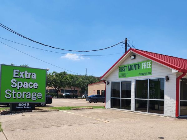 Extra Space Storage facility at 6045 Fairmont Pkwy - Pasadena, TX