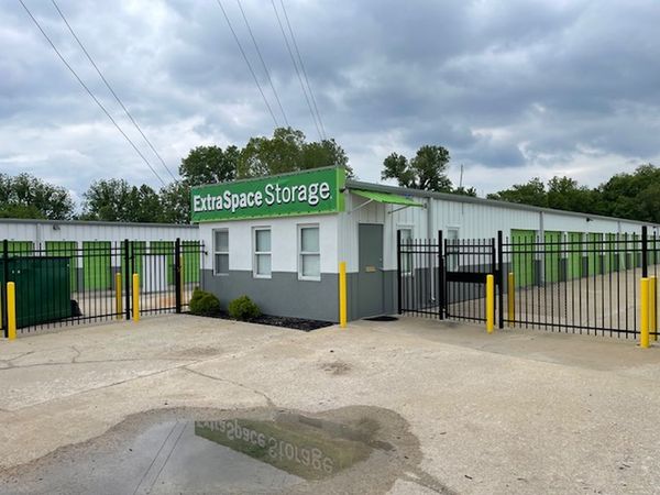 Extra Space Storage facility at 1600 SW Eagles Pkwy - Grain Valley, MO